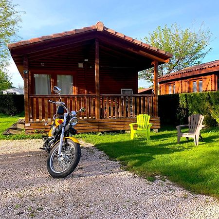 Camping Familial Paisible Avec Piscine, Mobil Home , Chalet, Studio & Emplacement Nue Casties-Labrande Kültér fotó