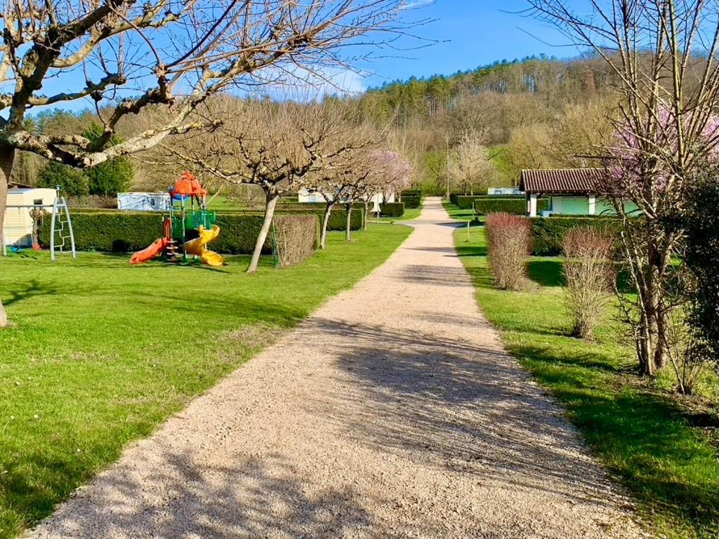 Camping Familial Paisible Avec Piscine, Mobil Home , Chalet, Studio & Emplacement Nue Casties-Labrande Kültér fotó