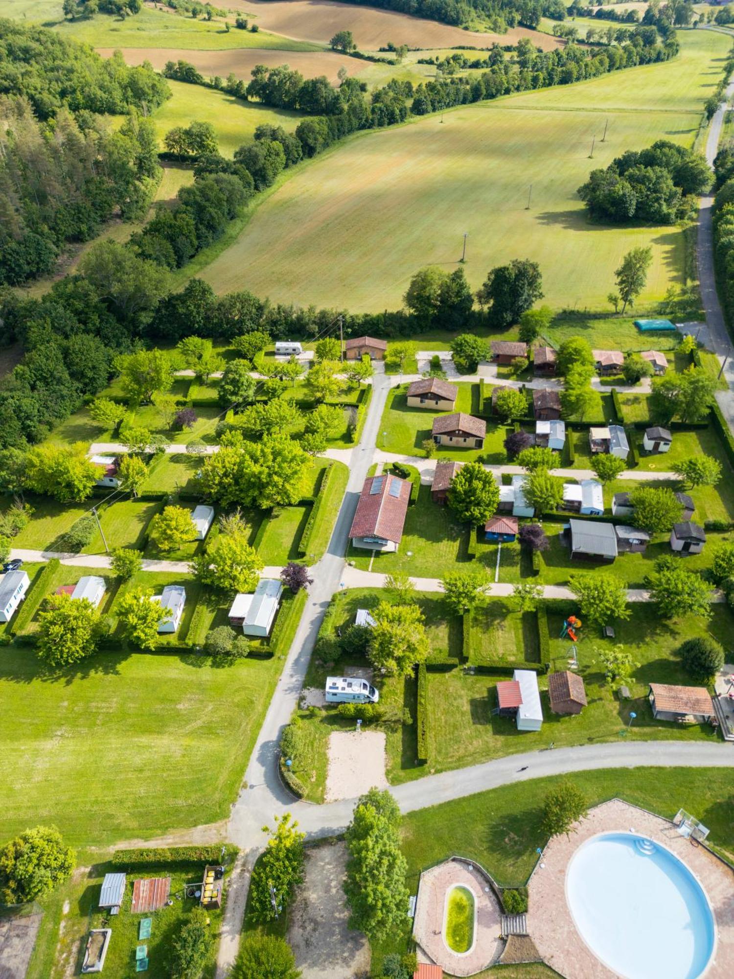 Camping Familial Paisible Avec Piscine, Mobil Home , Chalet, Studio & Emplacement Nue Casties-Labrande Kültér fotó