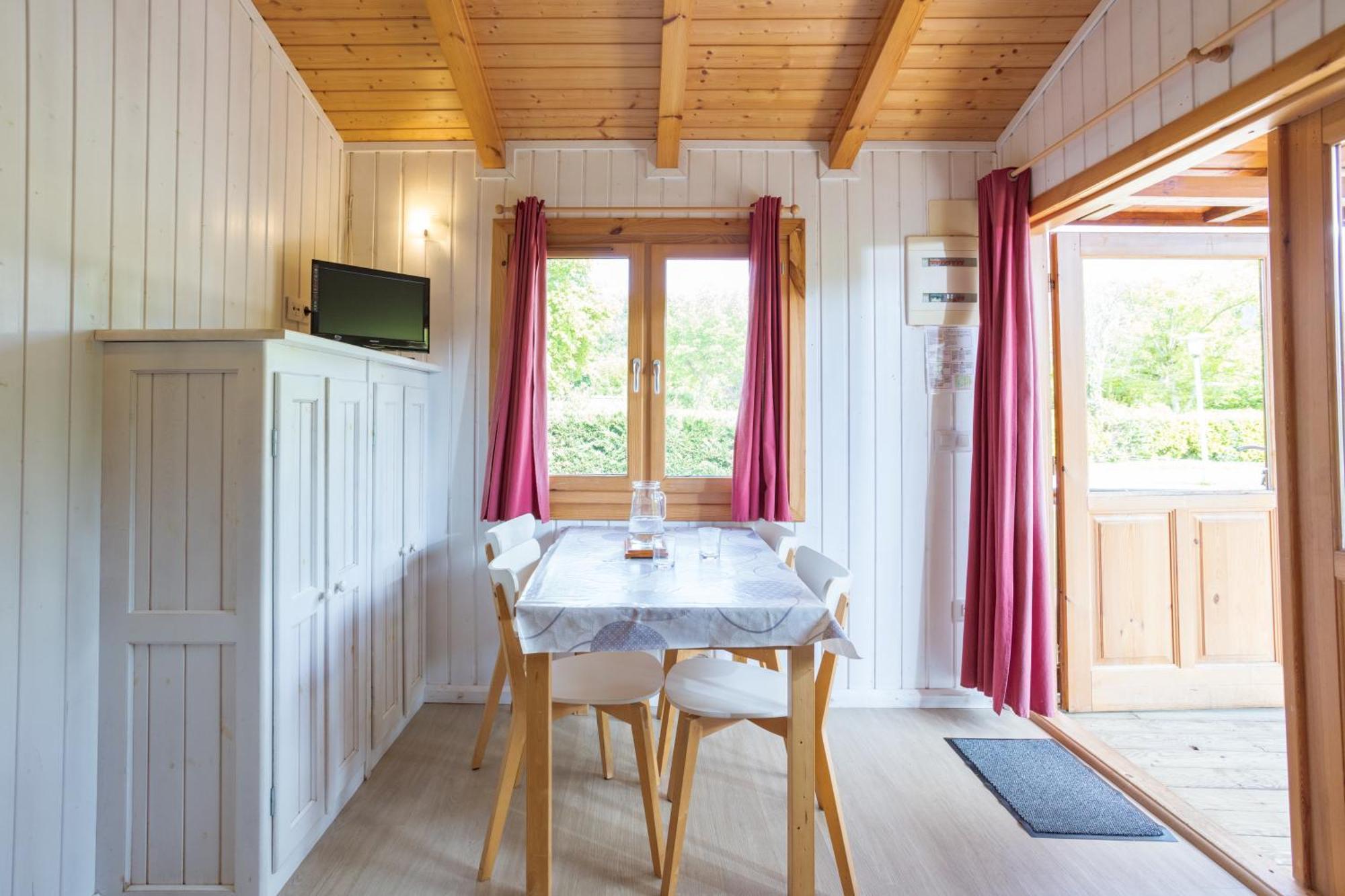 Camping Familial Paisible Avec Piscine, Mobil Home , Chalet, Studio & Emplacement Nue Casties-Labrande Kültér fotó