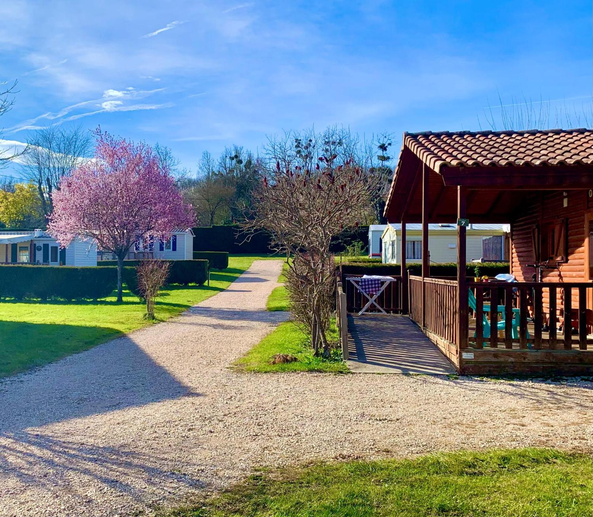 Camping Familial Paisible Avec Piscine, Mobil Home , Chalet, Studio & Emplacement Nue Casties-Labrande Kültér fotó
